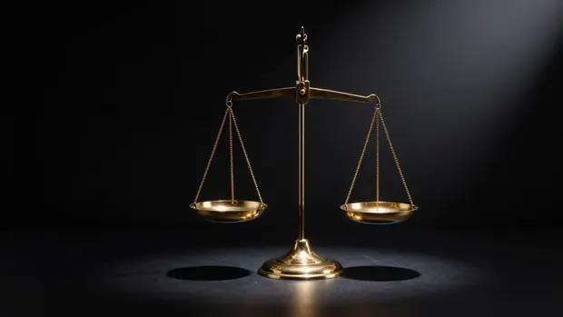 聚光燈下的黃銅天秤